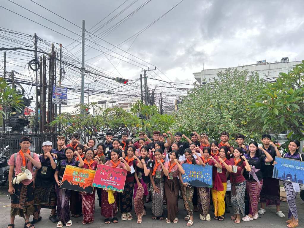 Sispala dan Jegeg Bagus SMAN 1 Kuta Berbagi 1.000 Takjil, Tebar Semangat Toleransi