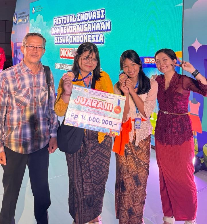 Prestasi Membanggakan: Siswa Raih Juara 3 Bidang Seni Rupa dan Desain pada Ajang FIKSI 2025