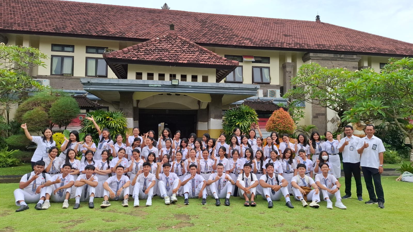 Berprestasi unjuk kompetensi